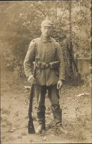 Foto Ak Deutscher Soldat in Uniform, Bajonett, Pickelhaube, Ausrüstung