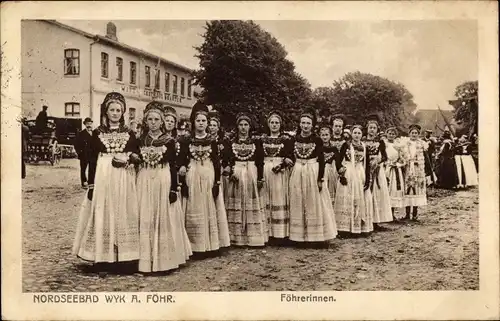 Ak Wyk auf Föhr Nordfriesland, Föhrerinnen in Tracht