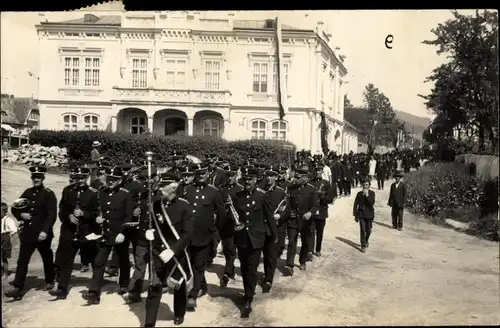 Foto Ak Haslach an der Mühl Oberösterreich, Männer in Uniformen, Festumzug