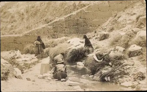 Foto Ak La Paz Bolivien, Frauen bei der Wäsche am Fluss