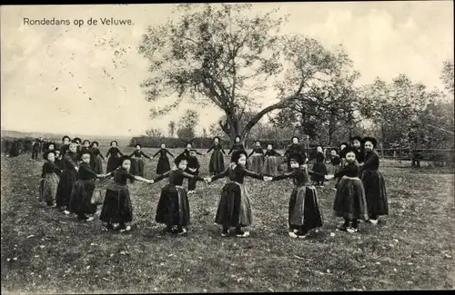 Ak Hoge Veluwe Gelderland Niederlande, Rondedans, Tänzer in Trachten