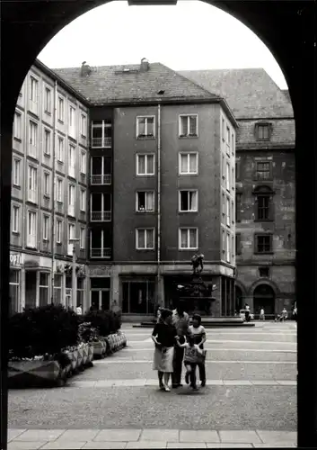 Foto Ak Dresden Altstadt, Blick von Thälmannstraße durch Torbogen in die Weiße Gasse 1982