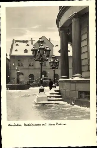 Ak Wiesbaden in Hessen, Stadtbrunnen mit altem Rathaus, Winter