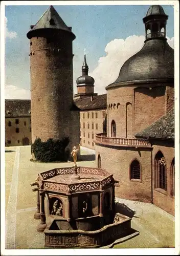 Ak Würzburg am Main Unterfranken, Festung Marienberg, Blick in den Burghof mit Marienkirche, Brunnen