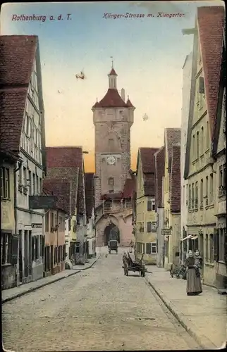 Ak Rothenburg ob der Tauber Mittelfranken, Klingerstraße mit Klingertor, Karren, Frau mit Kind