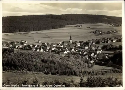 Ak Geroldsgrün im Frankenwald Oberfranken, Blick auf Ortschaft und Umgebung, Kirchturm