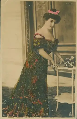 Glitzer Ak Standportrait einer brünetten Frau