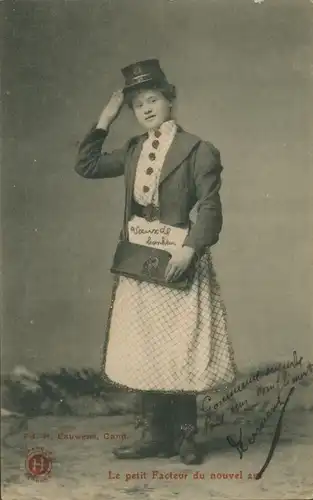 Glitzer Ak Le petit Facteur du nouvel art, Frau in Uniform