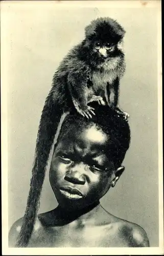 Ak Republik Kongo Französisch Kongo, Kind mit Affe auf dem Kopf, Portrait