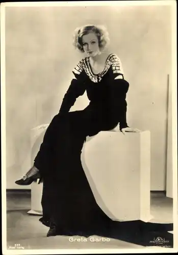 Ak Schauspielerin Greta Garbo, Sitzportrait, Ross Verlag 554, Kleid