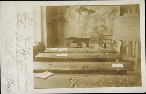 Studentika Foto Ak Innenansicht von einem Karzer, Tafel, Schulbänke