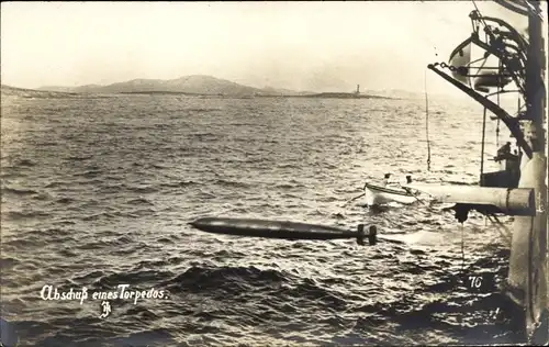 Foto Ak Österreichisches Kriegsschiff, Abschuss eines Torpedos