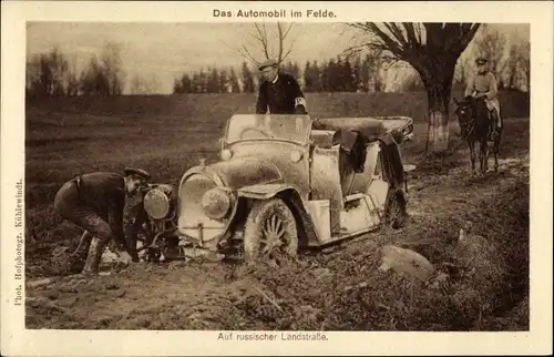 Ak Auf russischer Landstraße, Das Automobil im Felde, Auto steckt im Schlamm, I WK