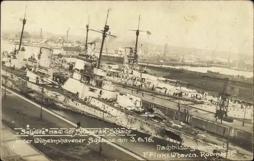 Foto Ak Deutsches Kriegsschiff SMS Seydlitz nach der Skagerrakschlacht 1916, Schleuse Wilhelmshaven