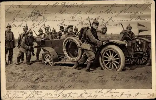 Ak Mit vereinten Kräften, Soldaten schieben Auto durch den Sand, VIII 191