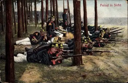 Ak Feind in Sicht, Deutsche Soldaten in Uniformen