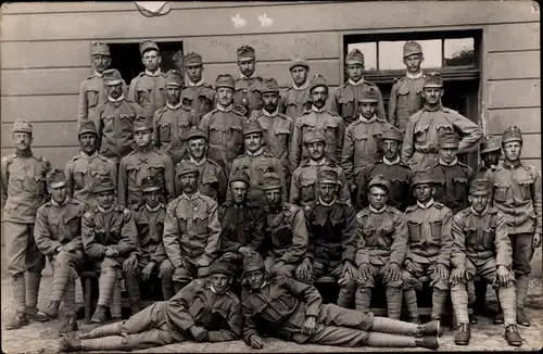 Foto Ak KuK Soldaten in Uniformen, Gruppenaufnahme
