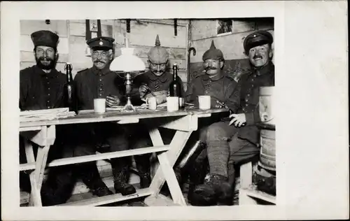 Foto Ak Deutsche Soldaten in Uniformen in einem Unterstand, I WK