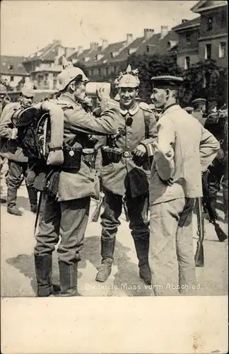 Ak Die letze Maß vorm Abschied, deutsche Soldaten trinken Bier