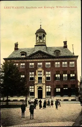 Ak Leeuwarden Friesland Niederlande, Raadhuis met Koningin Wilhelmina-boom