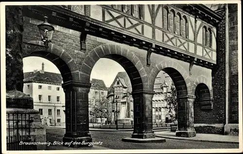 Ak Braunschweig in Niedersachsen, Blick auf den Burgplatz, Torbogen