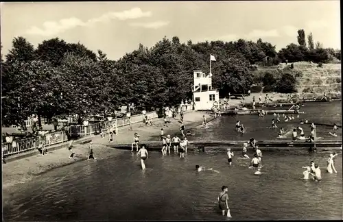 Ak Staßfurt im Salzlandkreis, Strandbad, Badegäste