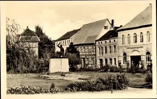 Ak Zerbst in Anhalt, Roter Garten mit Ehrenmal