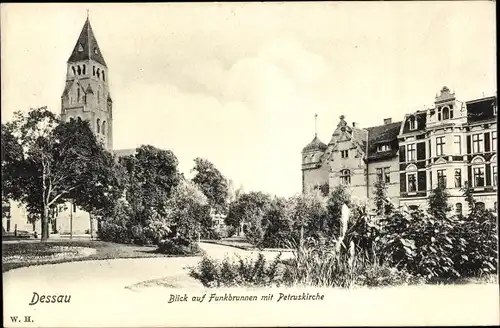 Ak Dessau in Sachsen Anhalt, Funkbrunnen mit Petruskirche