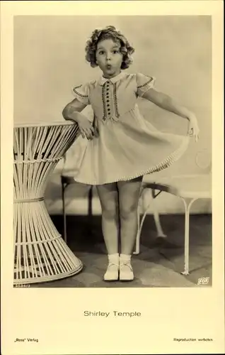 Ak Schauspielerin Shirley Temple, Standportrait, Kleid