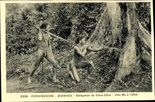 Ak Bienhoa Vietnam, Delegation de Chua Chan, Cho Ma a l'affut, Jäger mit Speeren