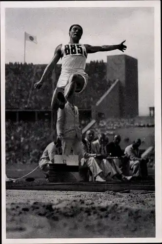 Sammelbild Olympia 1936, Zehnkämpfer Erwin Huber beim Weitsprung