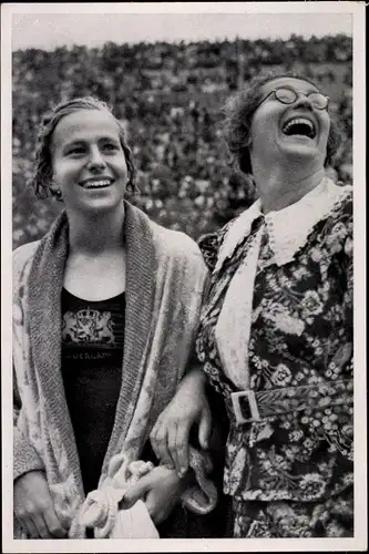 Sammelbild Olympia 1936, Schwimmerin Dina Senff mit Trainerin