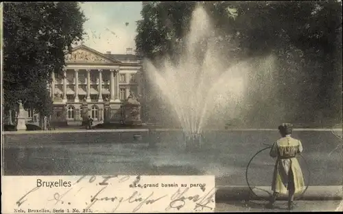 Ak Bruxelles Brüssel, Le grand bassin au parc, Springbrunnen, Kind mit Reifen