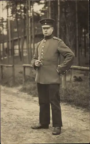 Foto Ak Deutscher Soldat in Uniform, Standportrait