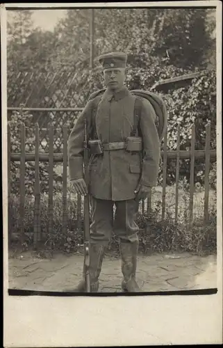 Foto Ak Deutscher Soldat in Uniform, Standportrait mit Marschgepäck