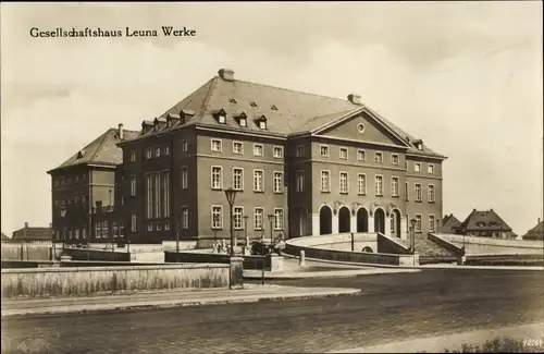 Ak Leuna an der Saale, Gesellschaftshaus der Leuna Werke, Außenansicht