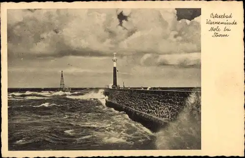 Ak Ostseebad Warnemünde Rostock, Mole bei Sturm