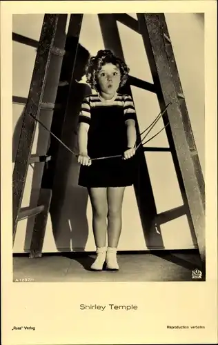 Ak Schauspielerin Shirley Temple, Ross Verlag A 1237 1, Unter einer Leiter stehend