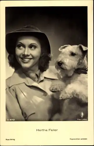 Ak Schauspielerin Hertha Feiler, Portrait mit Terrier, Hund, Ross Verlag A 3077/2