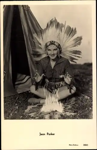 Ak Schauspielerin Jean Parker als Indianerin, Lagerfeuer, Federbusch