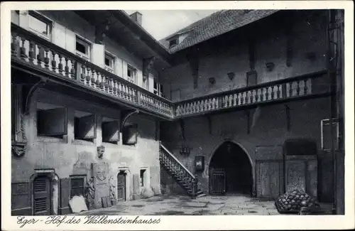 Ak Cheb Eger Reg. Karlsbad, Partie im Hof des Wallensteinhauses