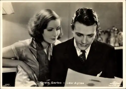 Ak Schauspieler Lew Ayres und Greta Garbo, Filmszene