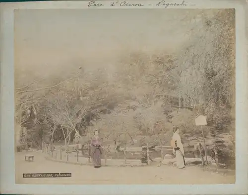 Foto Nagasaki Präf. Nagasaki Japan, Osuwa Park, Japanese women wering the Kimono, colorized