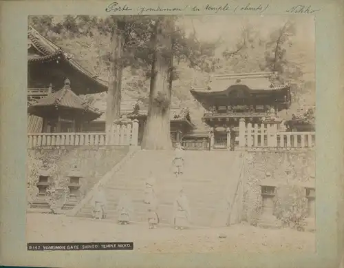 Foto Nikko Präfektur Tochigi Japan, Yomeimon Gate at the Shinto Temple, priests