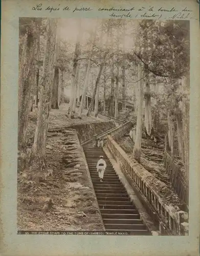 Foto Nikko Präfektur Tochigi Japan, Stone Steps to the tomb of the Shinto Temple
