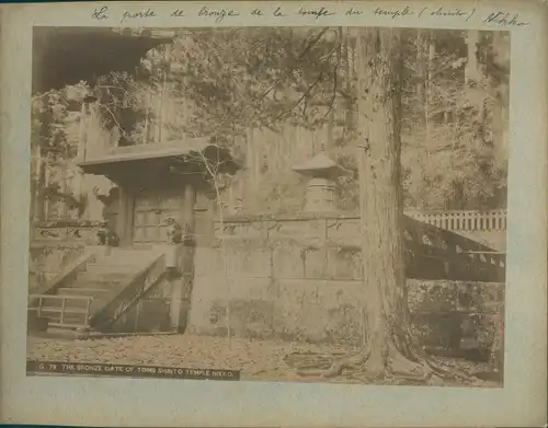 Foto Nikko Präfektur Tochigi Japan, The Bronze Gate of the tomb at the Shinto Temple