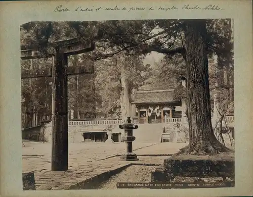 Ak Niko Präfektur Tochigi Japan, Entrance Gate and Stone Torii at the Shinto Temple