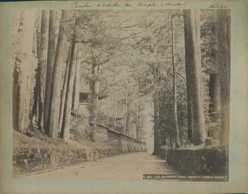 Foto Nikko Präfektur Tochigi Japan, Entrance Road to the Shinto Temple