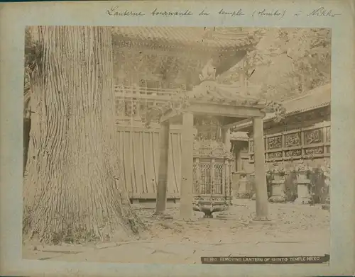 Foto Kamakura Präf. Kanagawa Japan, Removing Lantern of the Shinto Temple
