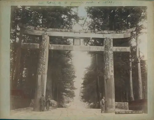 Foto Nikko Präfektur Tochigi Japan, Entrance to first gate, Torii